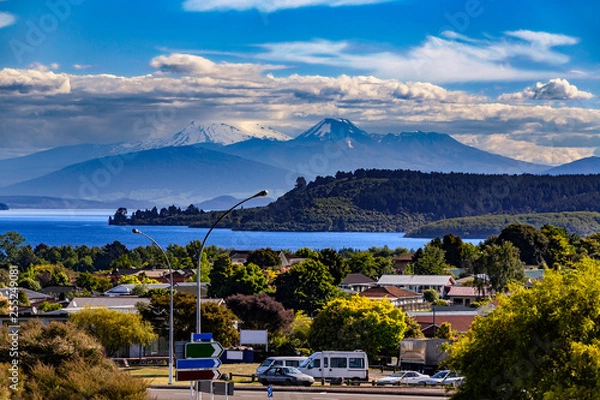 Fototapeta Nowa Zelandia, Wyspa Północna. Miasto Taupo i jezioro Taupo, Mt Ngauruhoe, Mt Tongariro i Mt Ruapehu w tle
