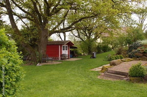 Obraz Gartenhütte unter einem alten Baum