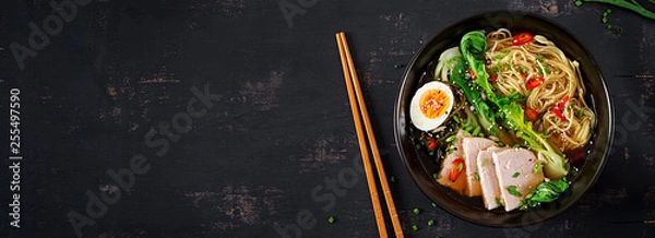 Fototapeta Miso Ramen Azjatycki makaron z jajkiem, wieprzowiną i kapustą pak choi w misce na ciemnym tle. Kuchnia japońska. Widok z góry. Transparent