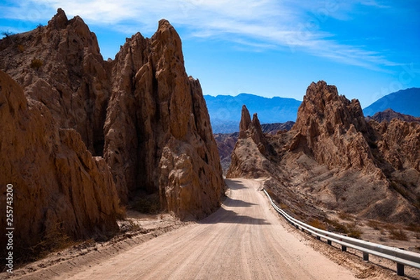 Fototapeta Argentyna. Pyłowa droga Ruta 40 między Cachi i Cafayate. Droga przecina quebrada de las Flechas w regionie Salta.