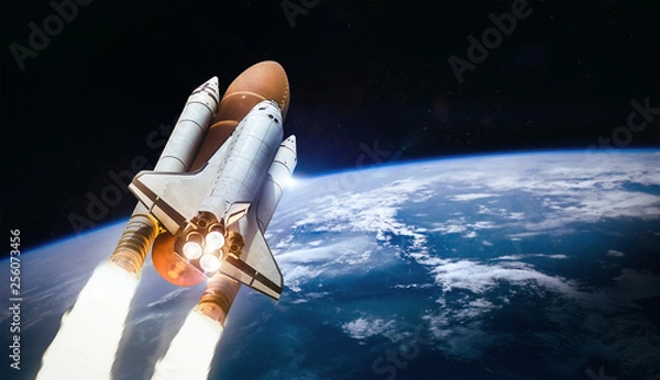 Fototapeta Wystrzelenie promu kosmicznego w przestrzeń kosmiczną z Ziemi. Rakieta na orbicie planety. Elementy tego zdjęcia dostarczone przez NASA
