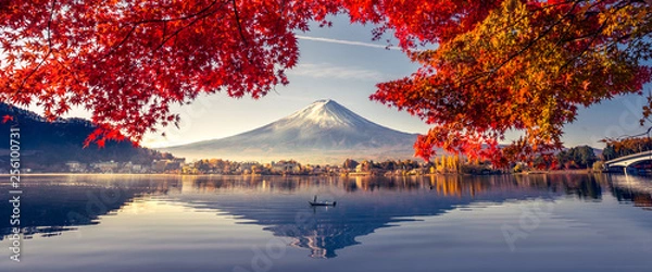 Obraz Kolorowy sezon jesienny i górskie Fuji z poranną mgłą i czerwonymi liśćmi nad jeziorem Kawaguchiko to jedno z najlepszych miejsc w Japonii