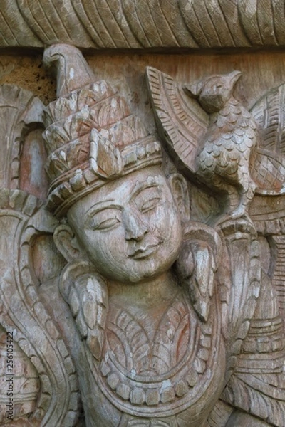 Fototapeta Tete de divinité sculptée en bois 