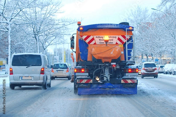 Fototapeta Zima - piaskarka w ruchu miejskim