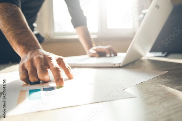 Obraz man hand on graph