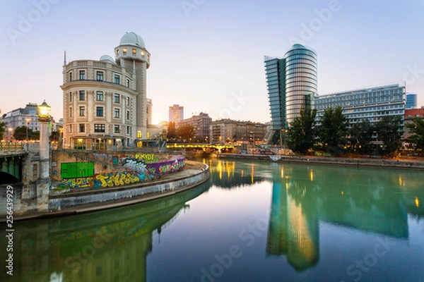 Obraz Austria, Prowincja Wiedeń, Wiedeń, Urania, Uniqa Tower i kanał Dunaju wieczorem