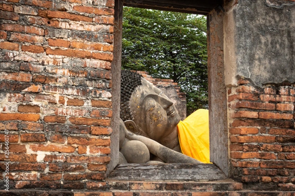 Fototapeta statue of reclining buddha in temple