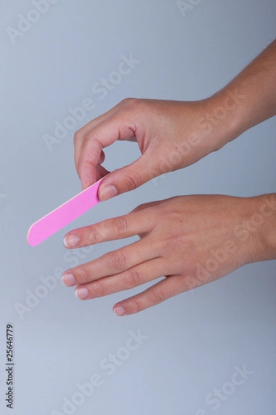 Obraz Женские руки делают маникюр