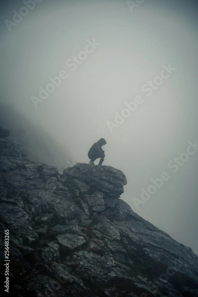 Obraz persona en una montaña nublada no reconocible 