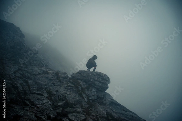 Obraz persona en una montaña nublada no reconocible 