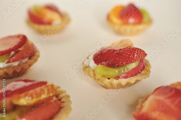 Obraz Delicious cake with fruit