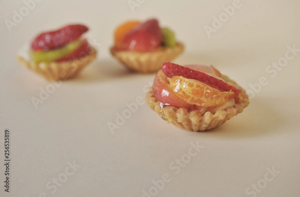 Obraz Delicious cake with fruit