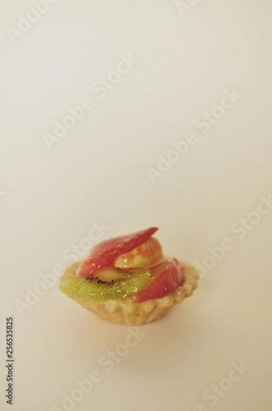 Obraz Delicious cake with fruit