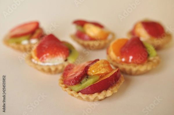 Obraz Delicious cake with fruit