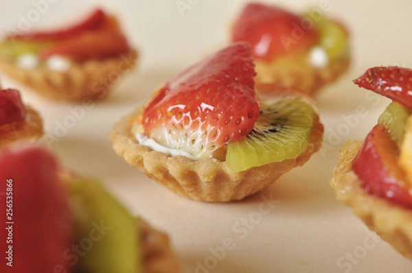 Obraz Delicious cake with fruit