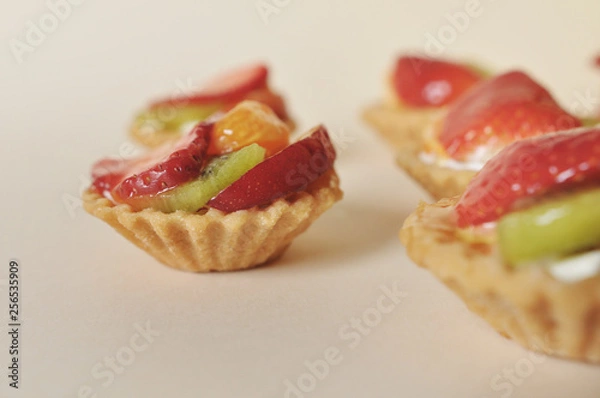 Obraz Delicious cake with fruit