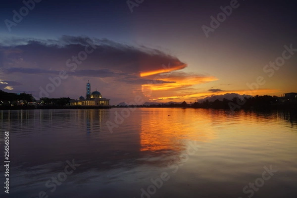 Fototapeta wonderful sunset with islamic mosque and bridge at kuching sarawak