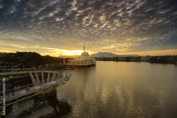Fototapeta wonderful sunset with islamic mosque and bridge at kuching sarawak