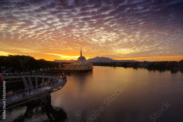 Fototapeta wonderful sunset with islamic mosque and bridge at kuching sarawak