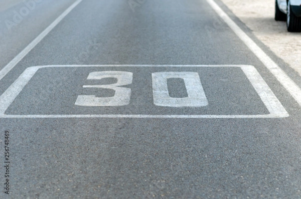 Obraz Señal de límite de velocidad pintada en el asfalto 03