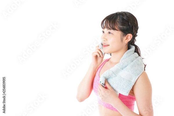 Fototapeta タオルで汗を拭く女性