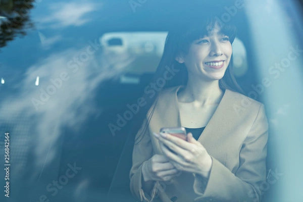 Obraz 窓の外をみる女性