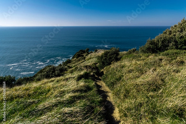 Obraz paisaje del mar desde una montaña con cielo despejado  y soleado 