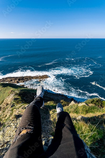 Obraz paisaje del mar desde una montaña con cielo despejado  y soleado 