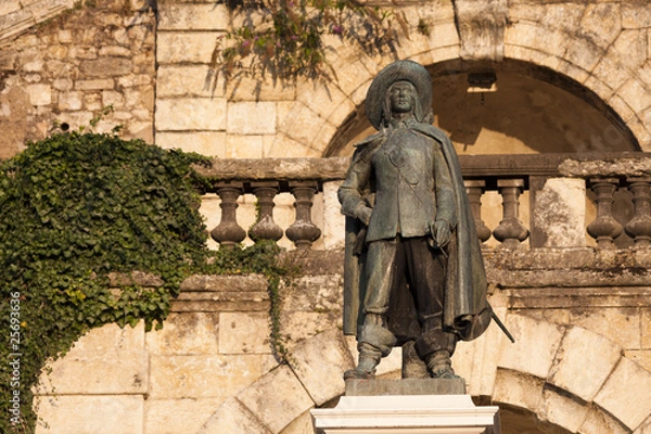 Obraz statue de D'artagnan à Auch en contre plongée