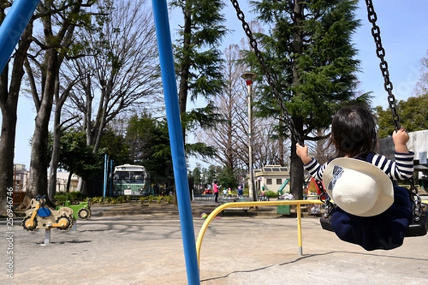 Fototapeta ブランコで遊ぶ2歳児