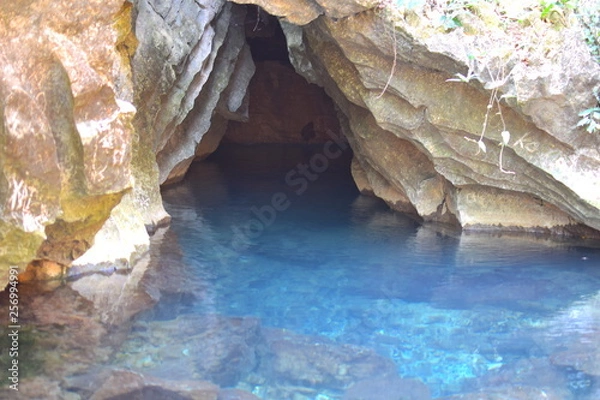 Obraz ラオスバンビエンにあるタムチェン洞窟の湖