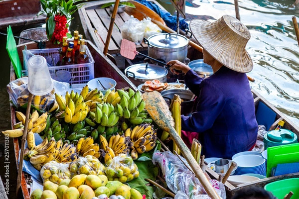 Fototapeta Fruits dans une barque en bois au marché flottant
