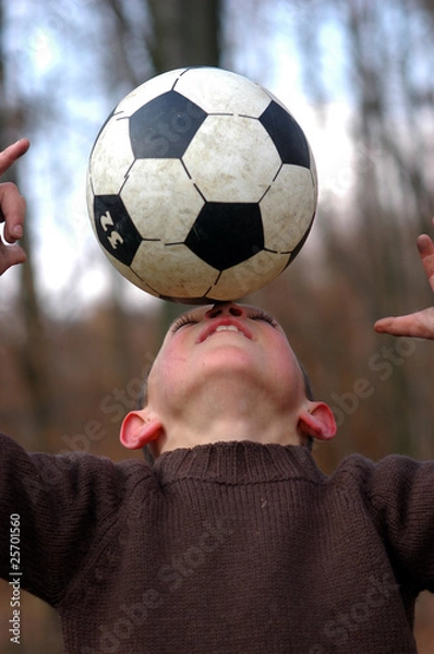 Obraz Junge balanciert Ball auf der nase