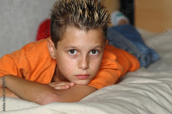 Obraz Junge relaxed auf Bett