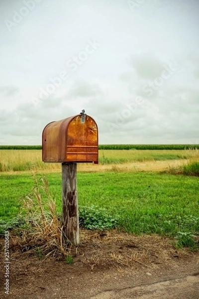 Obraz An old rusty mailbox in a field.