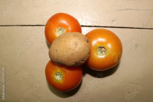 Obraz tomatoes on wooden table