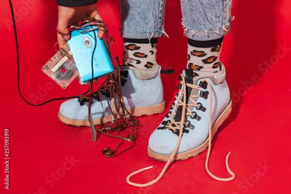 Fototapeta Modna kobieta w stylu retro. Nowy trend z powrotem do lat 90