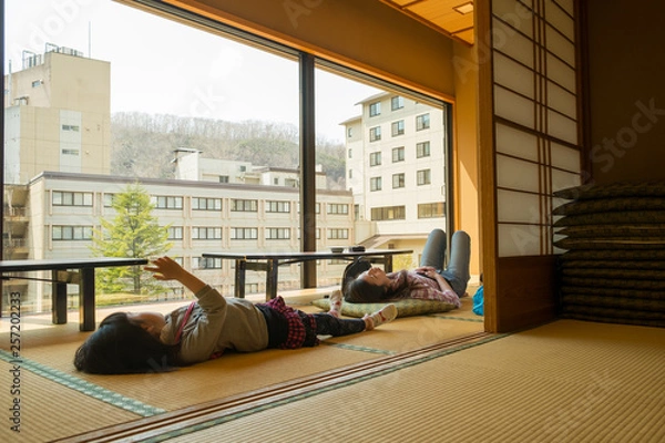 Obraz 和室でくつろぐ親子