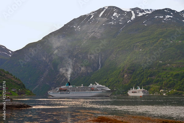 Fototapeta Kreuzfahrtschiffe im Geirangerfjord