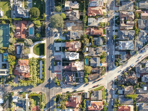 Fototapeta Widok z lotu ptaka na małe nadmorskie miasto La Jolla z ładnymi pięknymi zamożnymi willami z basenem. La Jolla, San Diego, Kalifornia, USA. Rozwój nieruchomości na zachodnim wybrzeżu.