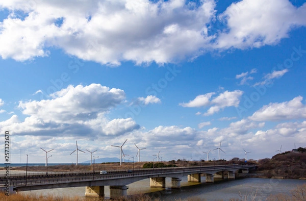 Fototapeta 風力発電と道路を走行する自動車　自然エネルギー　イメージ