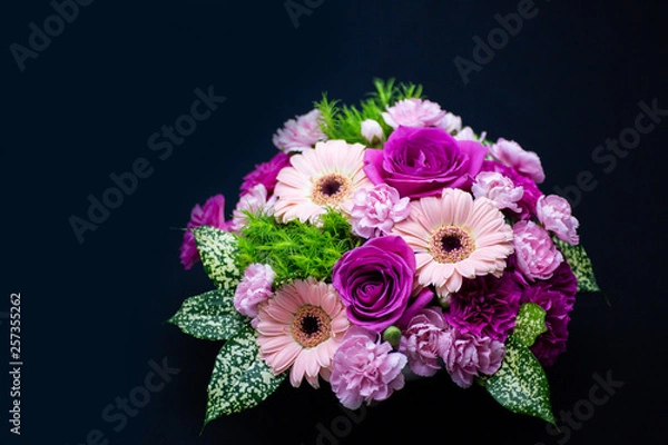 Obraz カーネーション・バラ・ガーベラのピンクラウンドフラワーアレンジメント・母の日