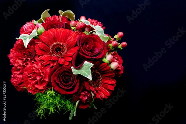 Obraz カーネーション・バラ・ガーベラの赤いラウンドフラワーアレンジメント・母の日