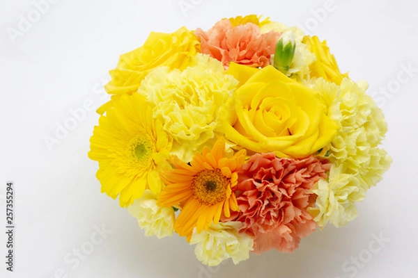 Obraz カーネーション・バラ・ガーベラのイエローラウンドフラワーアレンジメント・母の日