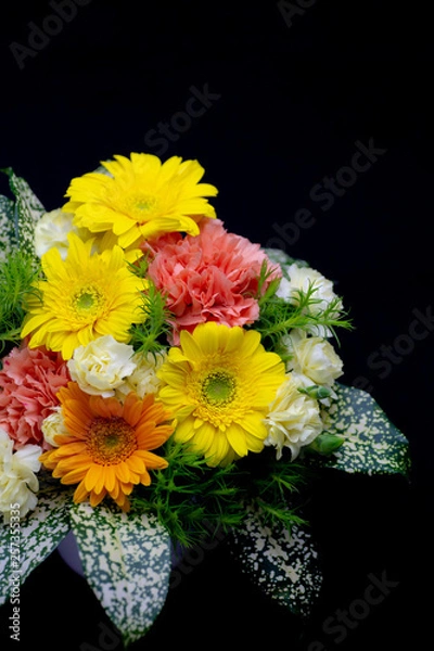 Obraz カーネーション・ガーベラのイエローラウンドフラワーアレンジメント・母の日（縦）