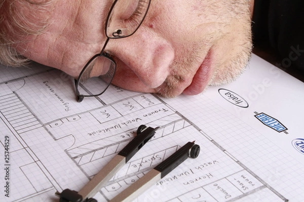 Obraz Schlafender Mann auf einer Bauzeichnung