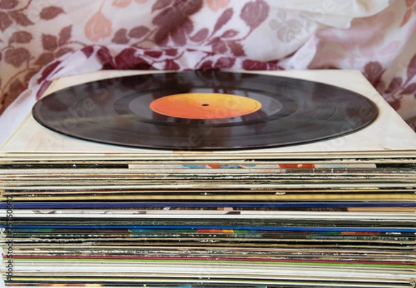 Fototapeta Música vintage en formato long play de vinilo iniciada en el siglo pasado.
