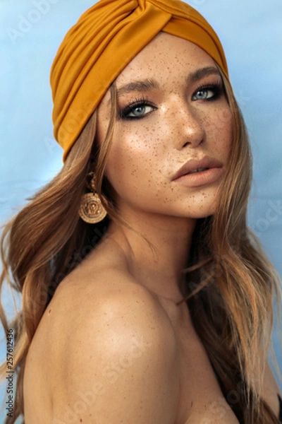 Obraz Portret pięknej młodej kobiety z brązowymi włosami i piegami twarzy