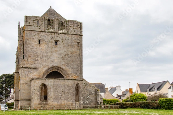 Fototapeta Saint Guénolé. La Tour Carrée, vestige d'une ancienne église. Finistère, Bretagne