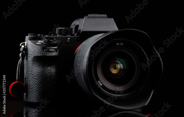Obraz Mirrorless camera with lens